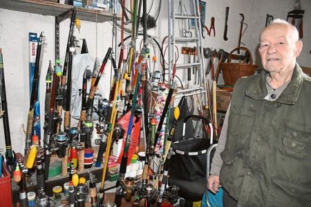 Dutzende Angeln sind im Besitz von Fritz Freitag. Der 86-Jährige ist der älteste aktive Angler beim Fischbacher Angelverein Teufental. Foto: Bantle